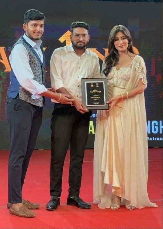 Desi Growth Media team receiving the Rajasthan Tourism Awards media partner award on stage